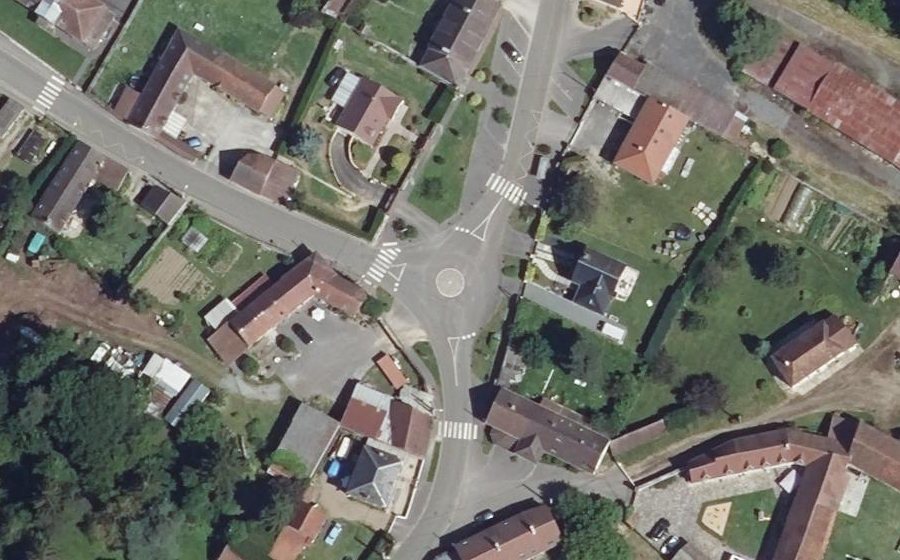 Vue aérienne du Rond-point anonyme n°1001848772
