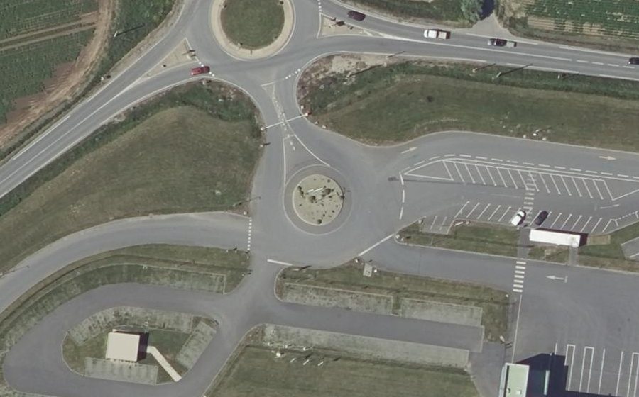 Vue aérienne du Rond-point anonyme n°1002714953