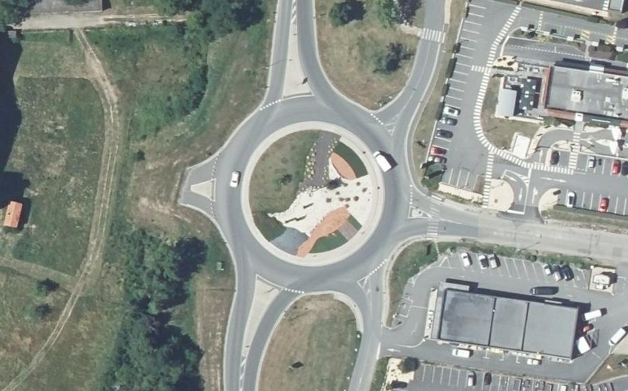 Vue aérienne du Rond-point anonyme n°1004722734