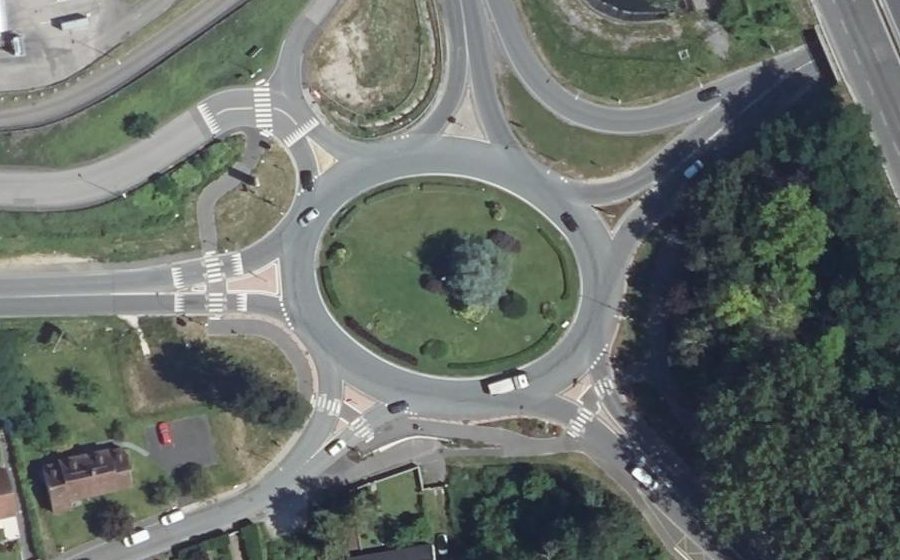 Vue aérienne du Rond-point anonyme n°1004802612
