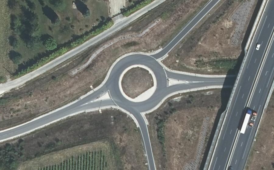Vue aérienne du Rond-point anonyme n°1004836823