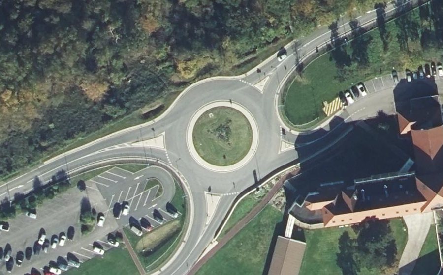 Vue aérienne du Rond-point anonyme n°1006687984