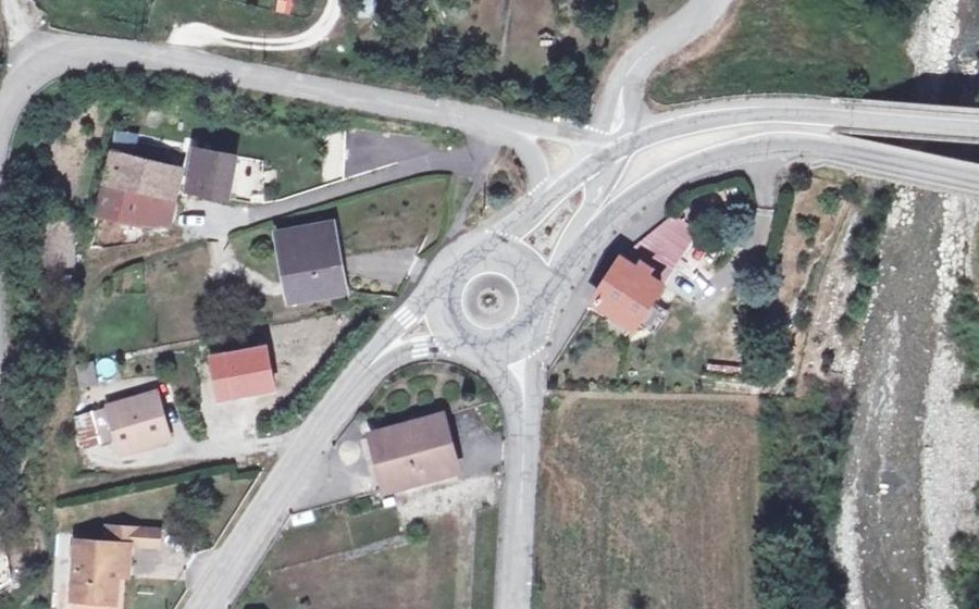Vue aérienne du Rond-point anonyme n°100681199