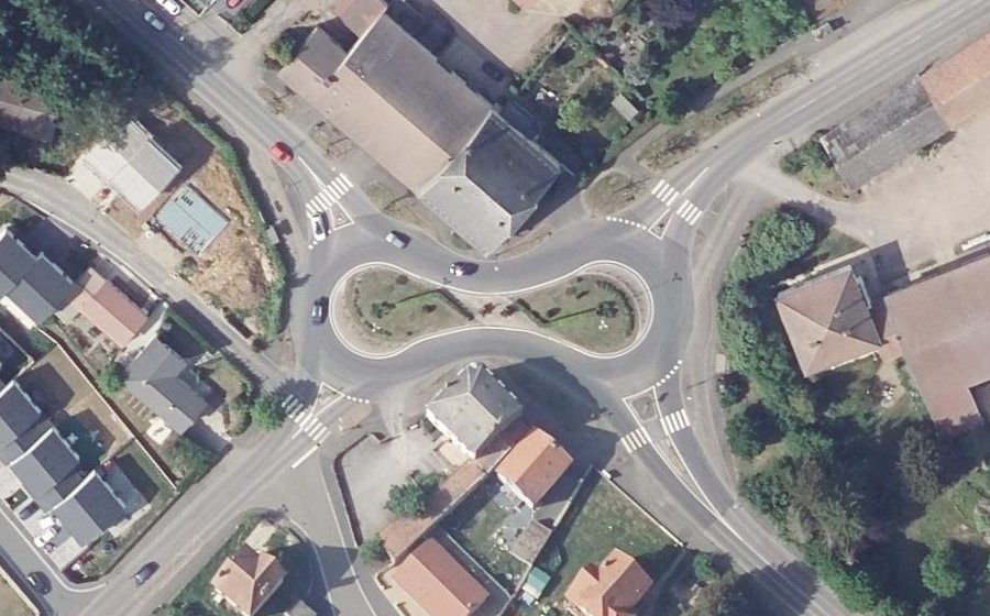 Vue aérienne du Rond-point anonyme n°1006931693