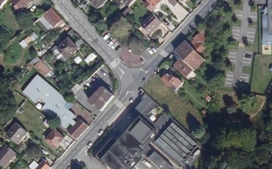 Vue aérienne du Mini-giratoire n°694542504