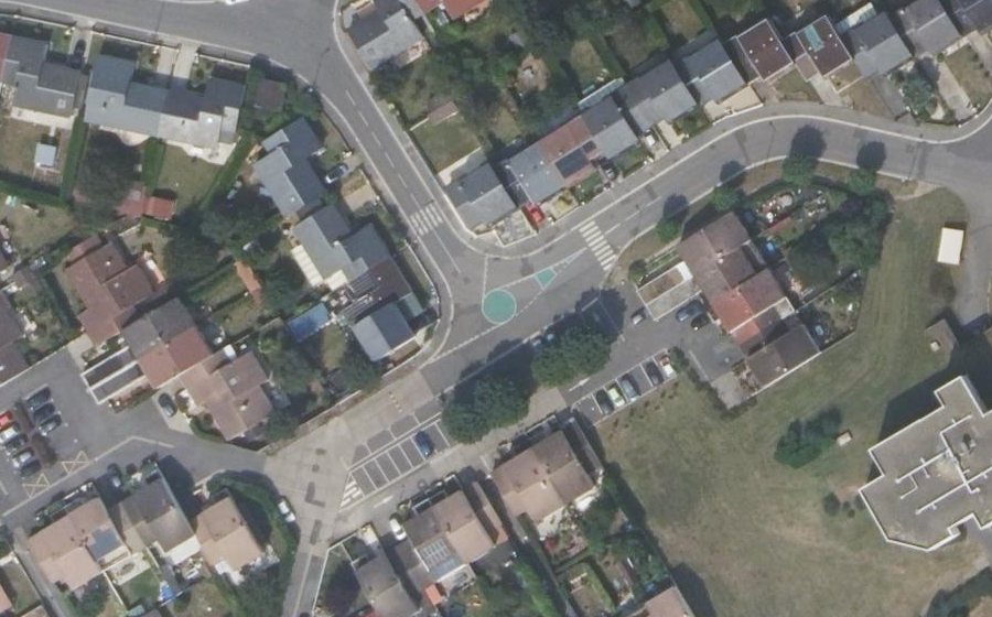 Vue aérienne du Mini-giratoire n°695226379