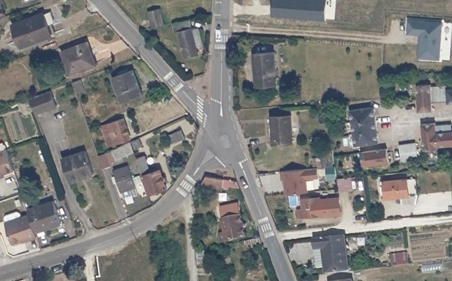 Vue aérienne du Mini-giratoire n°695868033