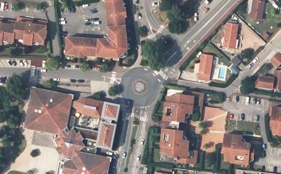 Vue aérienne du Rond-point anonyme n°100700573