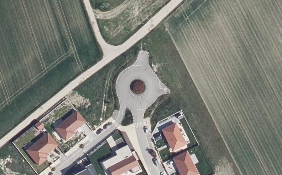 Vue aérienne du Rond-point anonyme n°1007683679