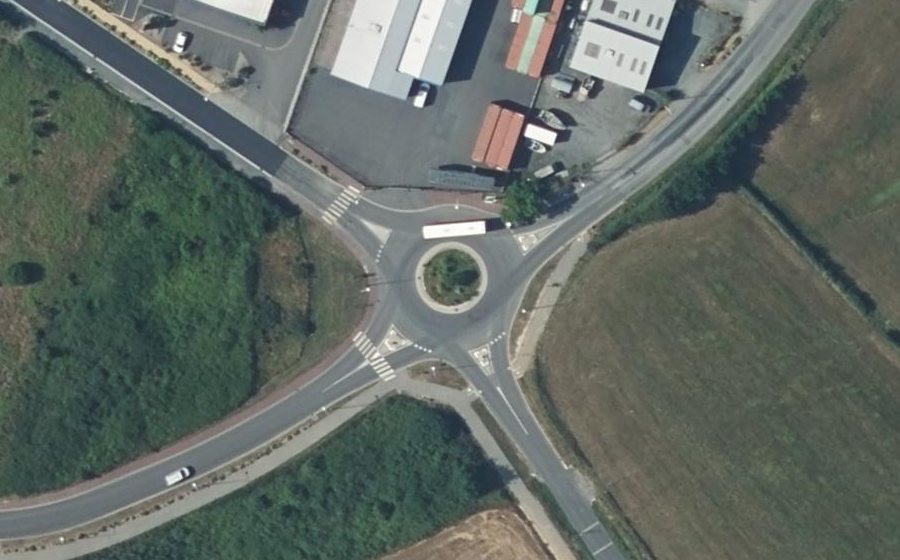 Vue aérienne du Rond-point anonyme n°1008898944