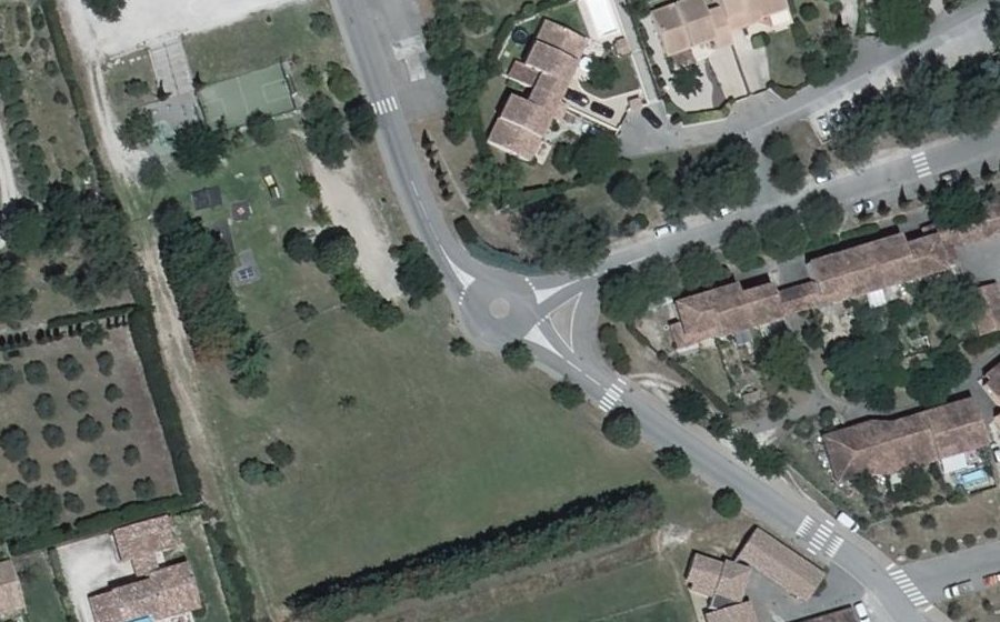 Vue aérienne du Mini-giratoire n°1030724758