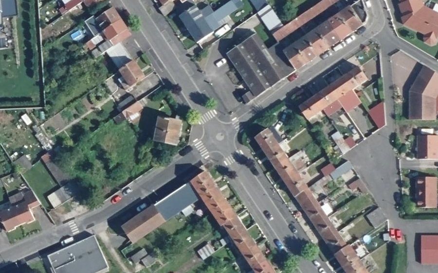 Vue aérienne du Mini-giratoire n°1049432358