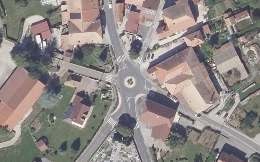 Vue aérienne du Rond-point anonyme n°1010648786