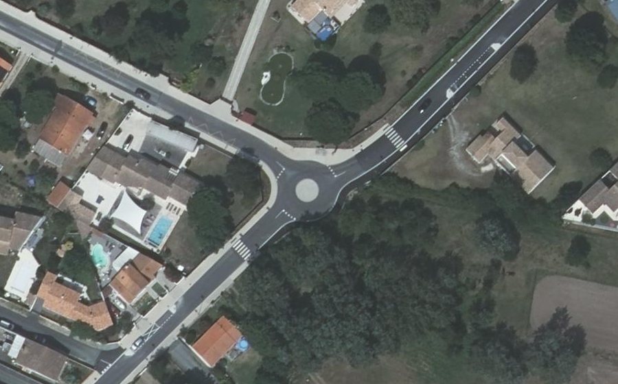 Vue aérienne du Mini-giratoire n°1079768904
