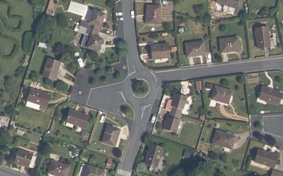 Vue aérienne du Rond-point anonyme n°101085196