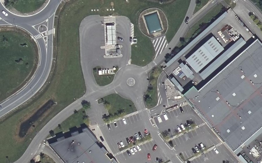 Vue aérienne du Rond-point anonyme n°1010902613