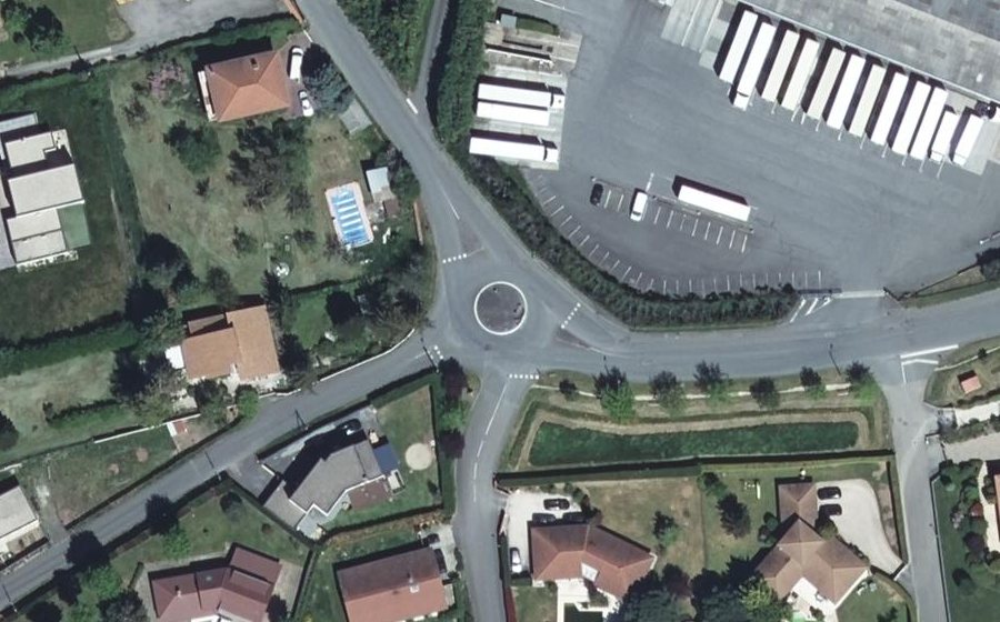 Vue aérienne du Rond-point anonyme n°1011916485