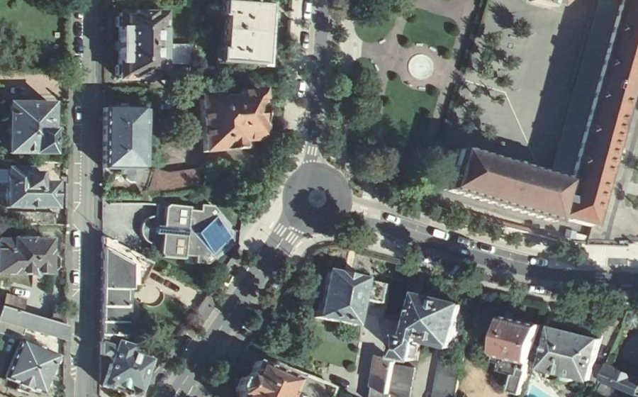 Vue aérienne du Rond-point anonyme n°1012567488