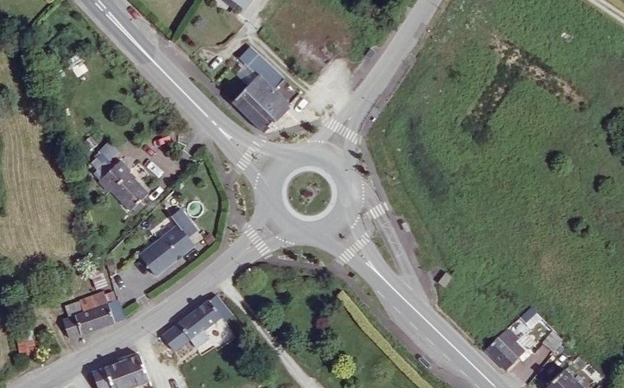 Vue aérienne du Rond-point anonyme n°1012668475