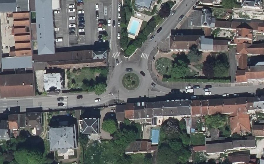 Vue aérienne du Rond-Point de la Victoire du 8 Mai 1945