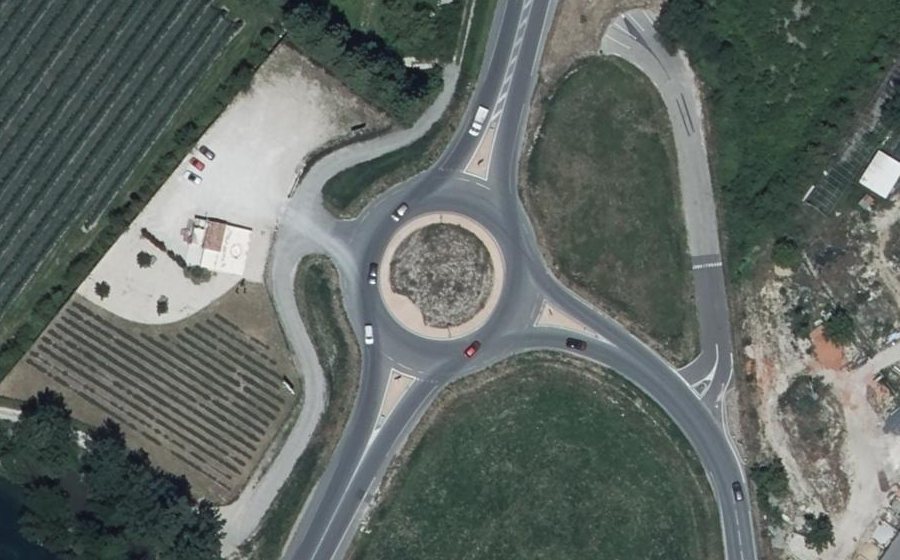 Vue aérienne du Rond-point anonyme n°1013108151