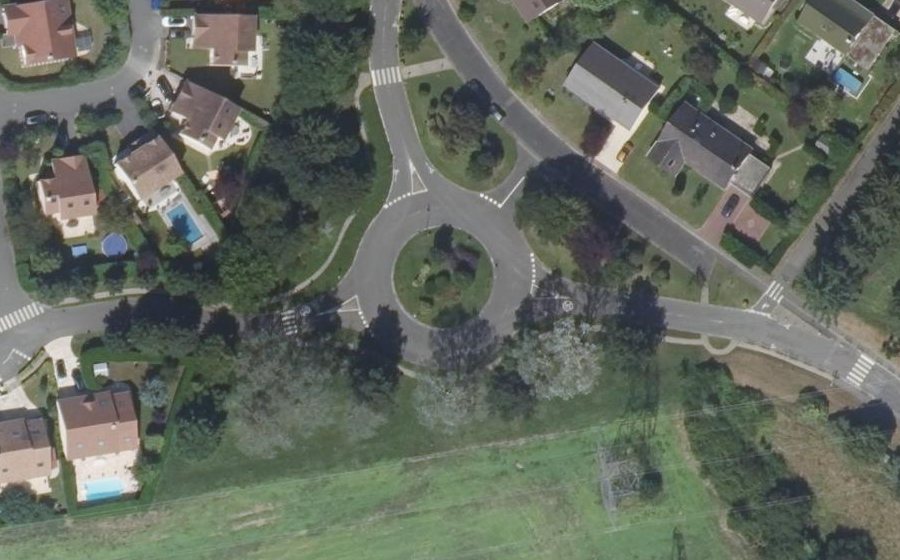 Vue aérienne du Rond-point anonyme n°1013823488