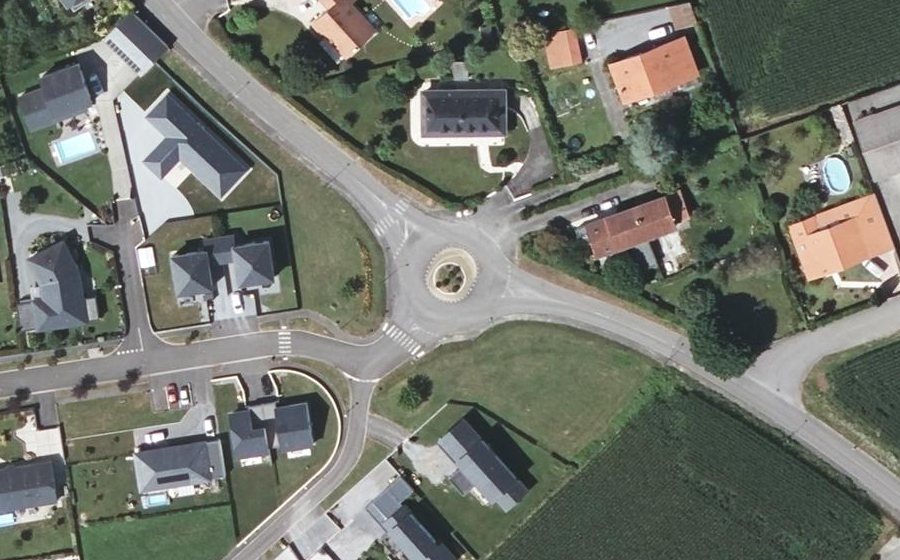 Vue aérienne du Rond-point anonyme n°1013850636