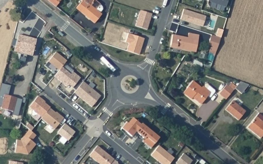 Vue aérienne du Rond-point anonyme n°1014885063