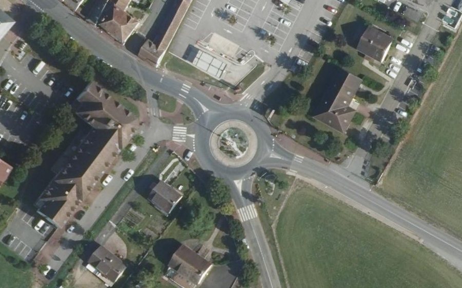 Vue aérienne du Rond-point anonyme n°1015403250
