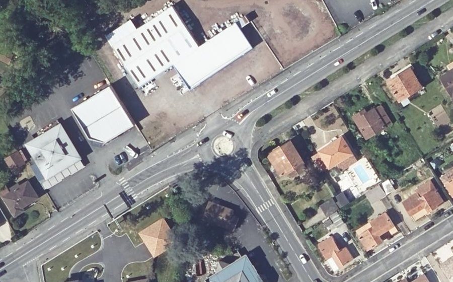 Vue aérienne du Rond-point anonyme n°1016082126