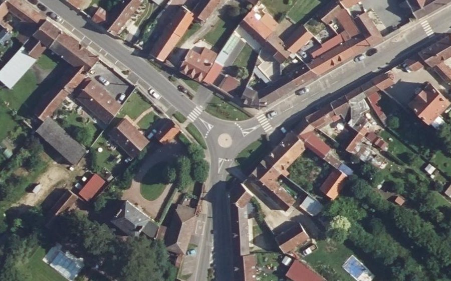 Vue aérienne du Rond-point anonyme n°1017584904