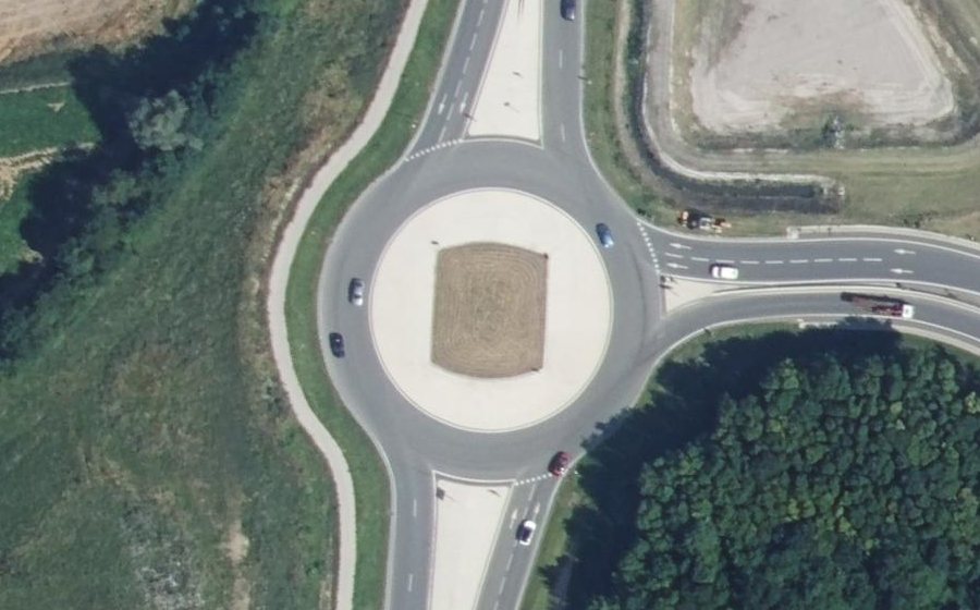 Vue aérienne du Rond-point anonyme n°1017904619