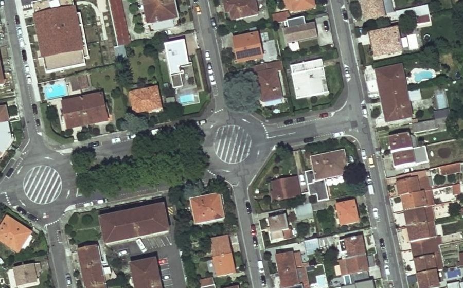 Vue aérienne du Rond-point anonyme n°101811504