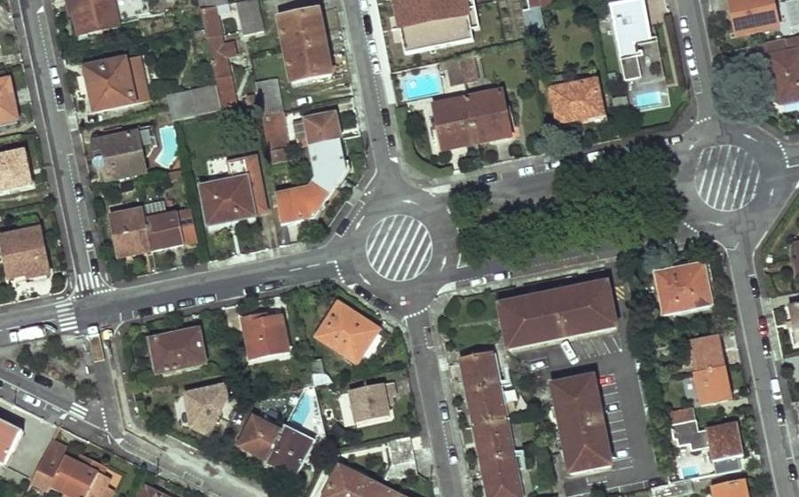 Vue aérienne du Rond-point anonyme n°101811520