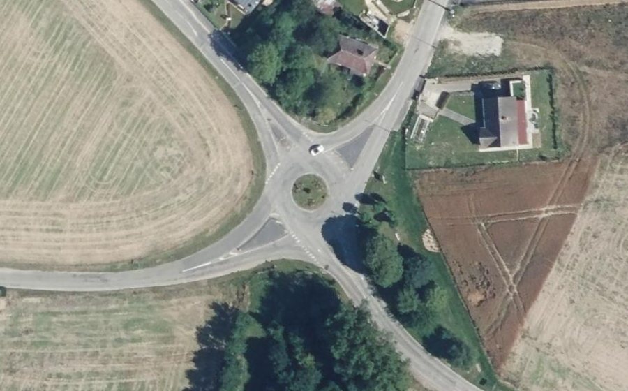 Vue aérienne du Rond-point anonyme n°1018377638