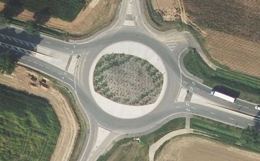 Vue aérienne du Rond-point anonyme n°1018379785