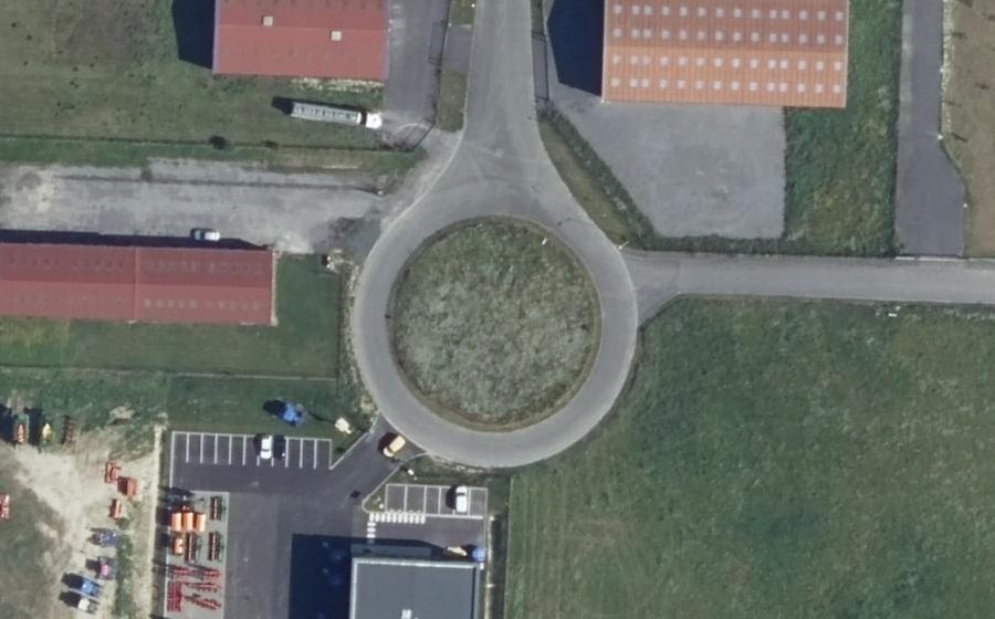 Vue aérienne du Rond-point anonyme n°1018563304