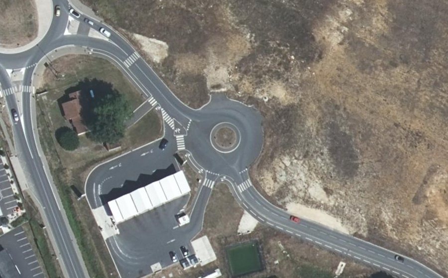 Vue aérienne du Rond-point anonyme n°1018632542