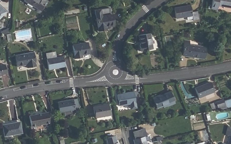 Vue aérienne du Rond-point anonyme n°1018991637