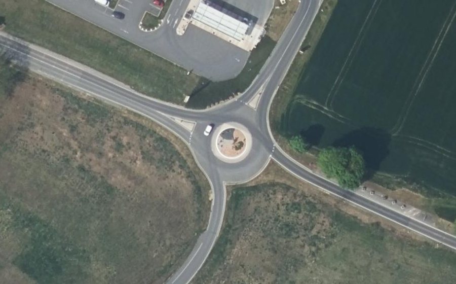 Vue aérienne du Rond-point anonyme n°1020116980