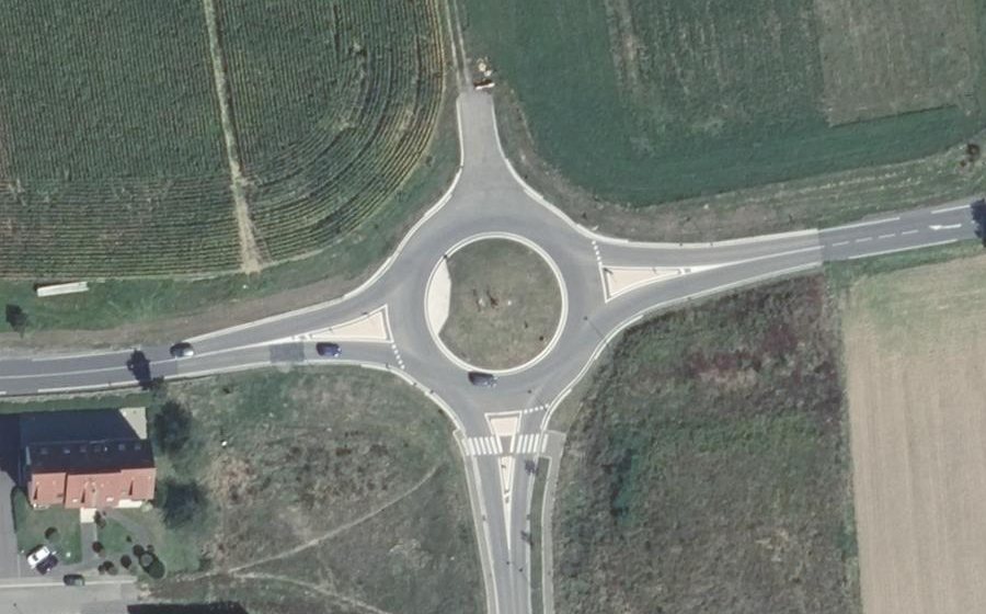 Vue aérienne du Rond-point anonyme n°1020374610