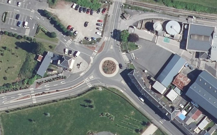 Vue aérienne du Rond-point anonyme n°1020578283
