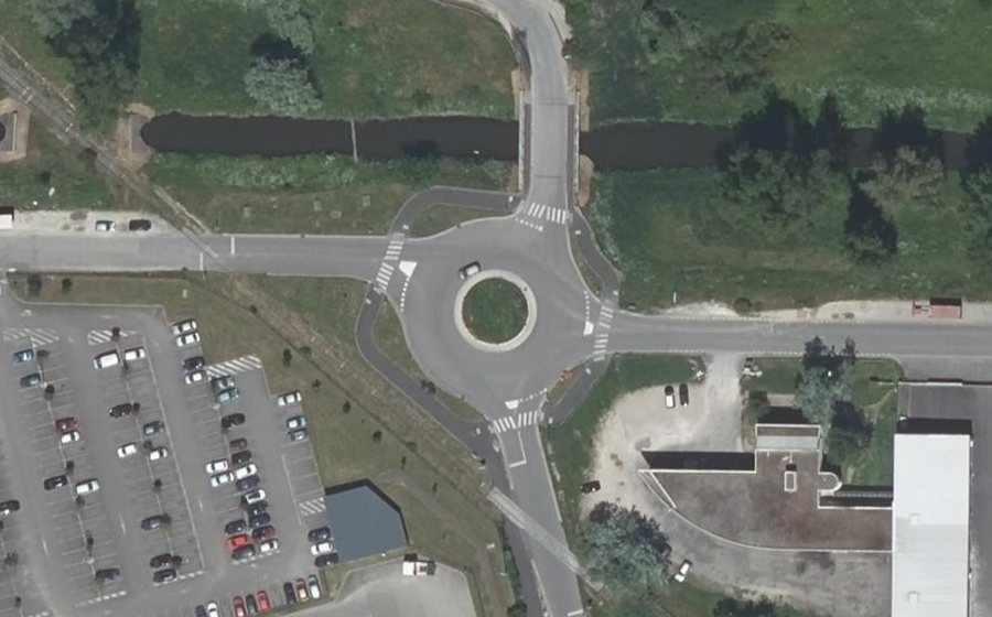 Vue aérienne du Rond-point anonyme n°1021319620