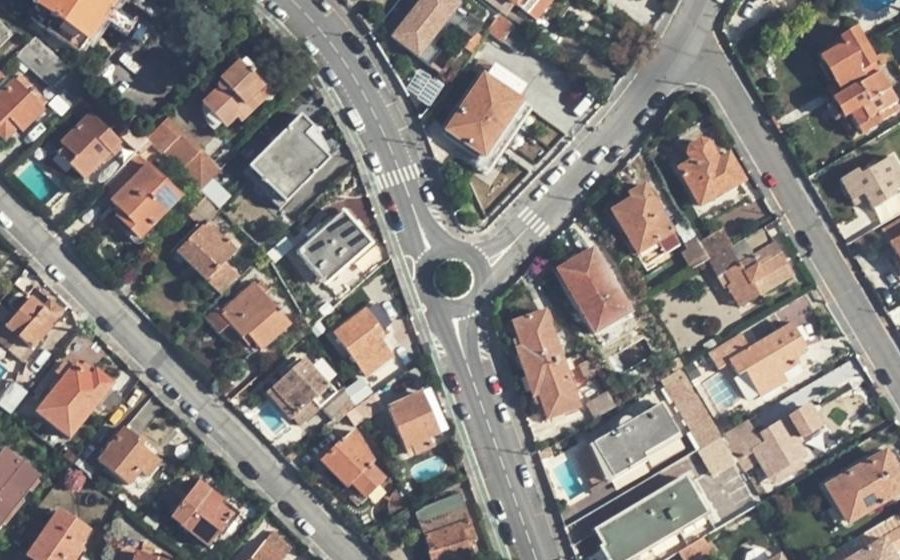 Vue aérienne du Rond-point anonyme n°1021452684