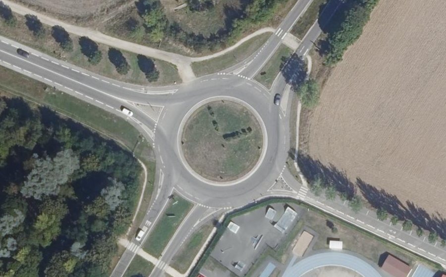 Vue aérienne du Rond-point anonyme n°102164666