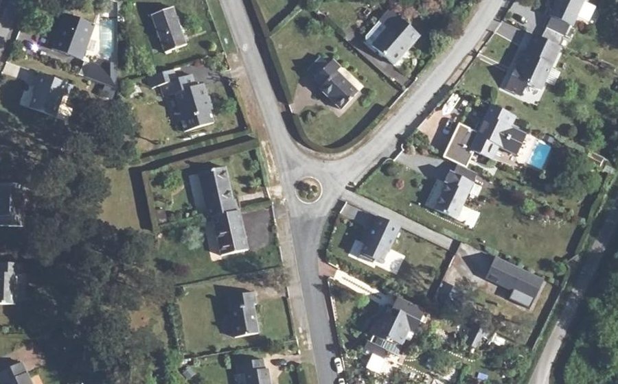 Vue aérienne du Rond-point anonyme n°1021962747