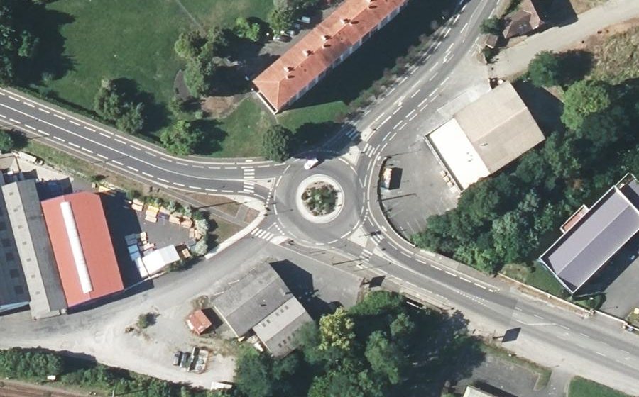 Vue aérienne du Rond-point anonyme n°1021978809