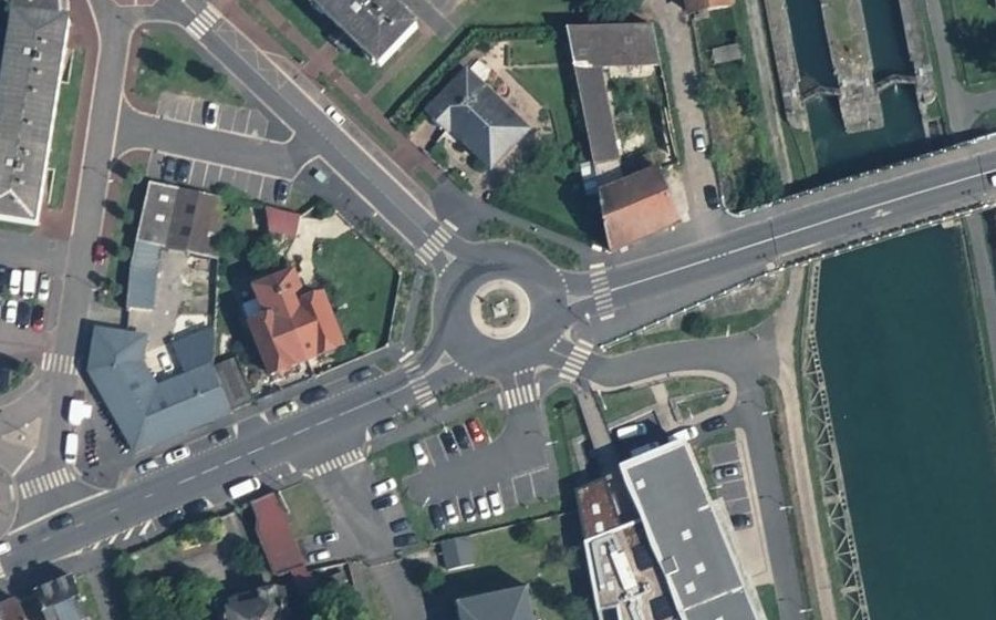 Vue aérienne du Rond-point anonyme n°1022207681