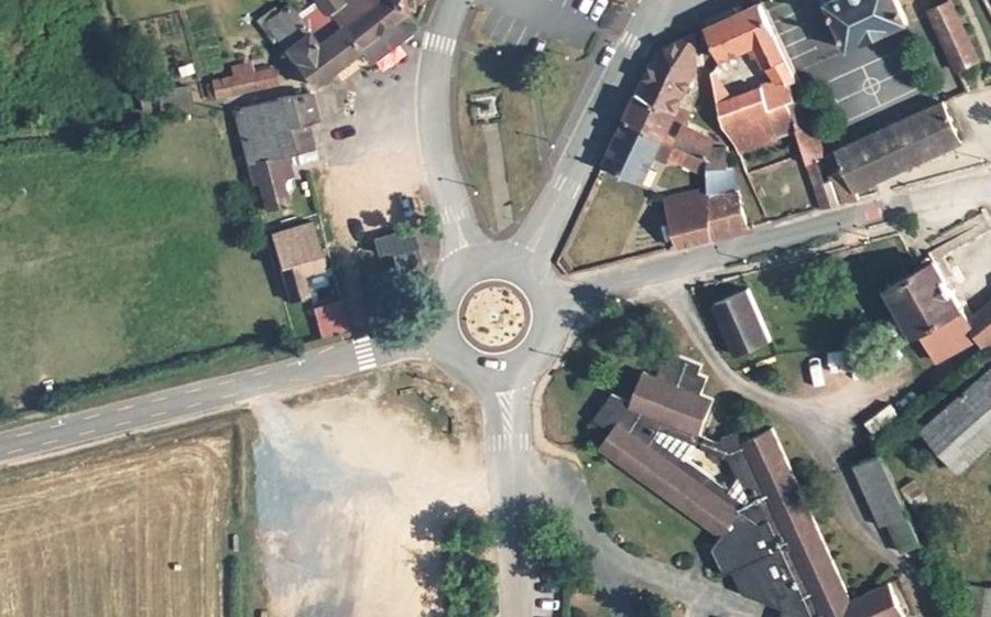 Vue aérienne du Rond-point anonyme n°102327306