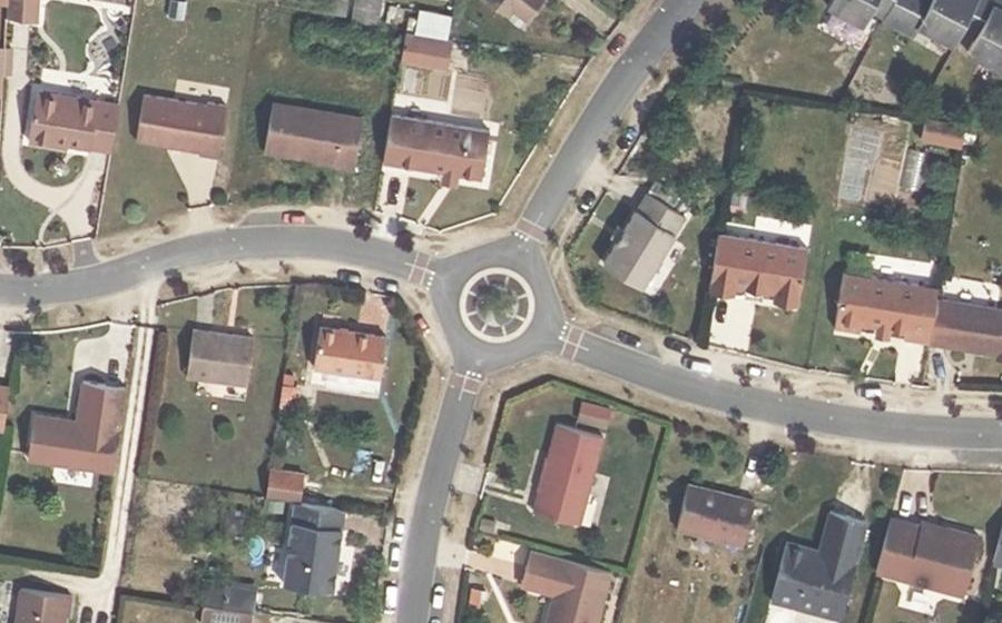 Vue aérienne du Rond-point anonyme n°102360079